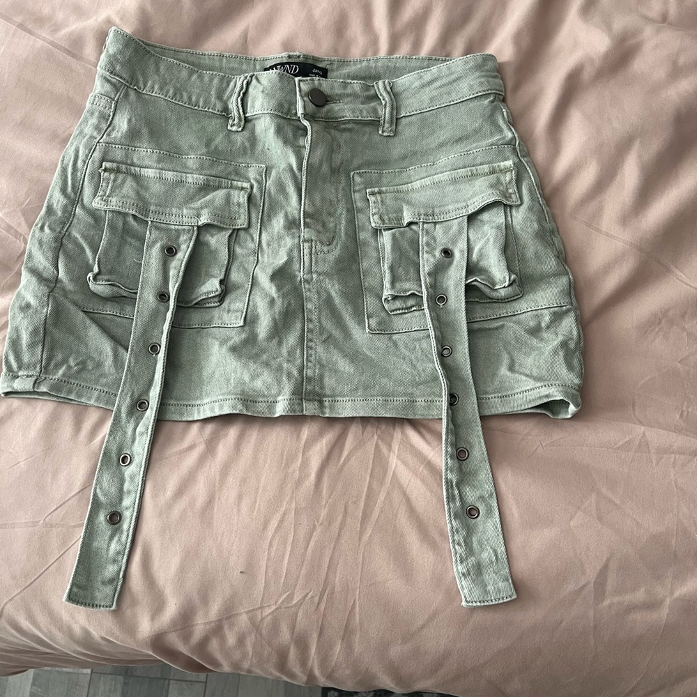 Stylish Green Mini Skirt with Pockets